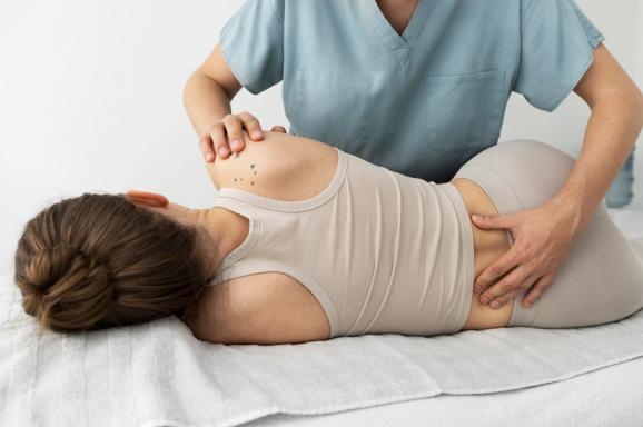 Krankenschwester kümmert sich um den Patienten